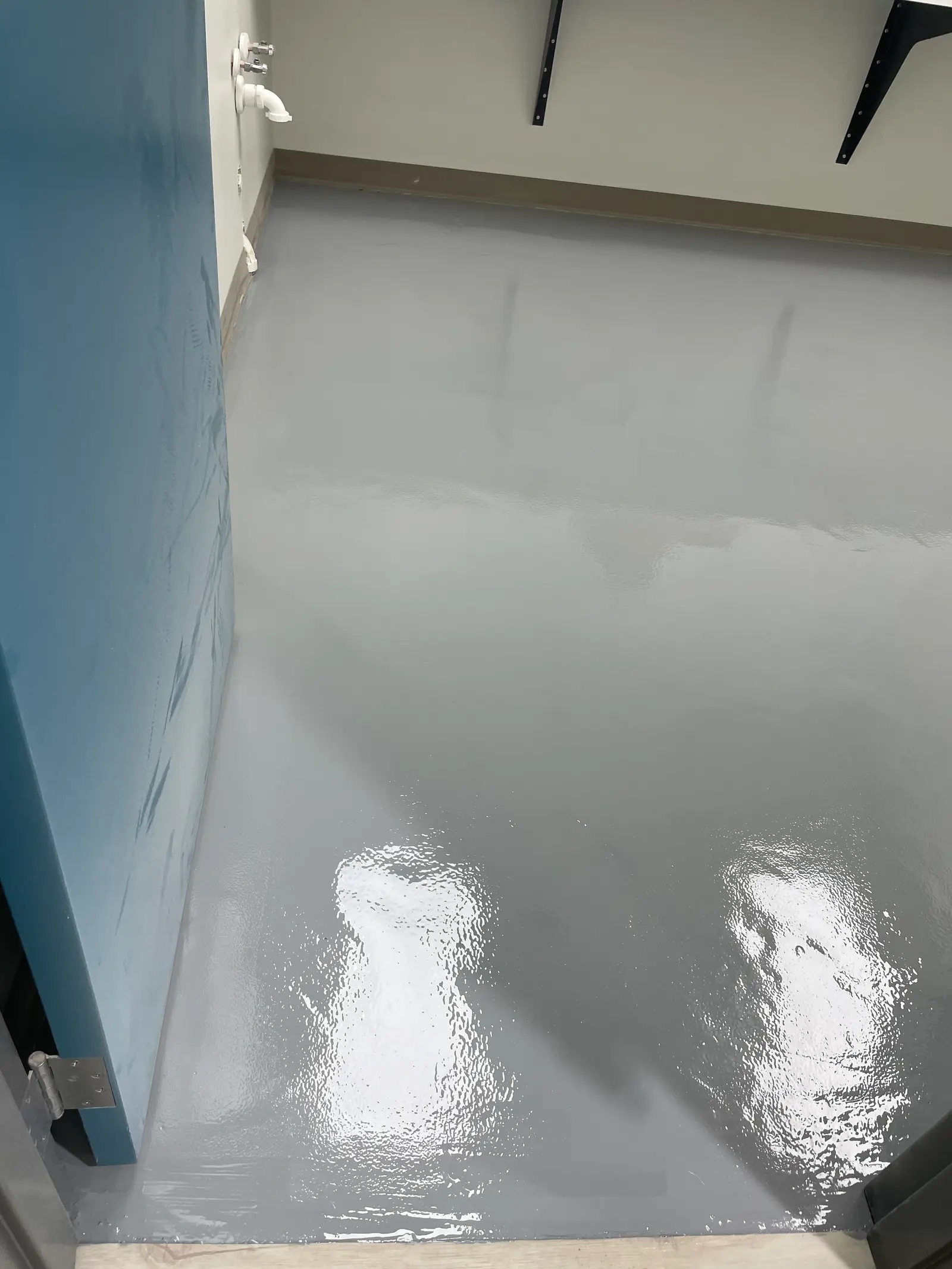 Commercial room with a high-gloss solid gray epoxy floor